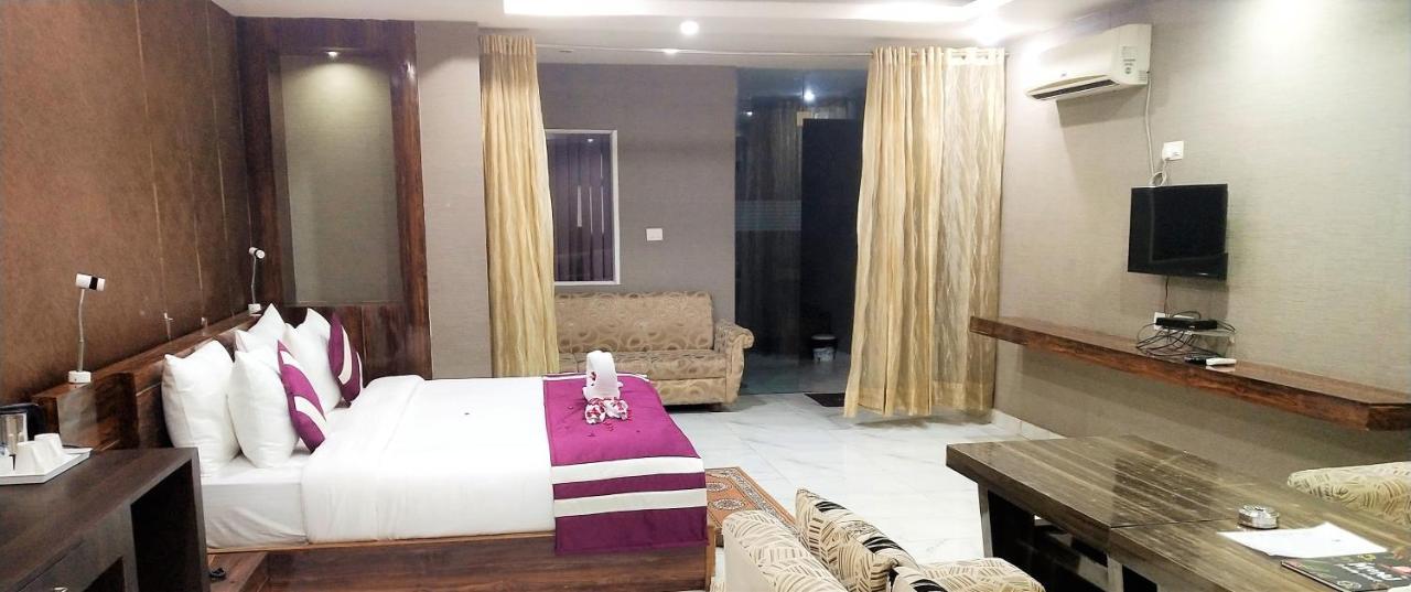 Syona Residency Hotel Лакнау Екстериор снимка