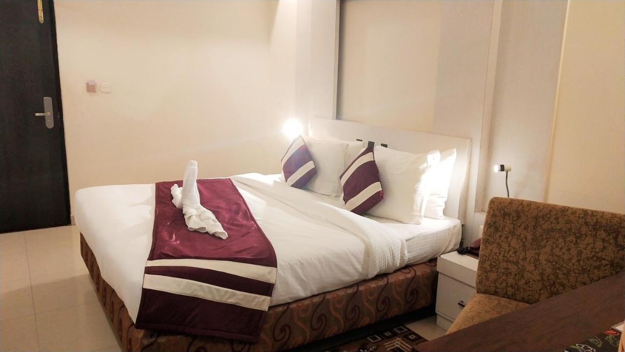 Syona Residency Hotel Лакнау Екстериор снимка